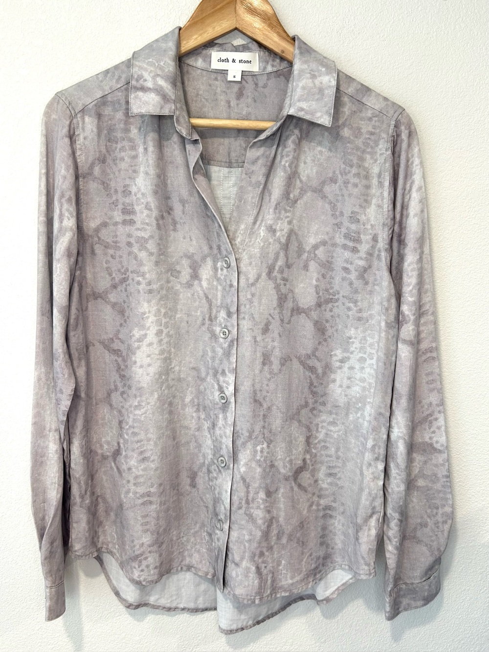 Anthropologie Cloth & Stone Snakeskin Button Down Shirt Casual Relaxed Size S